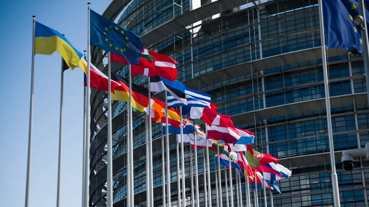 Steagurile statelor membre ale UE la Strasbourg în fața clădirii ParlamentuluI European