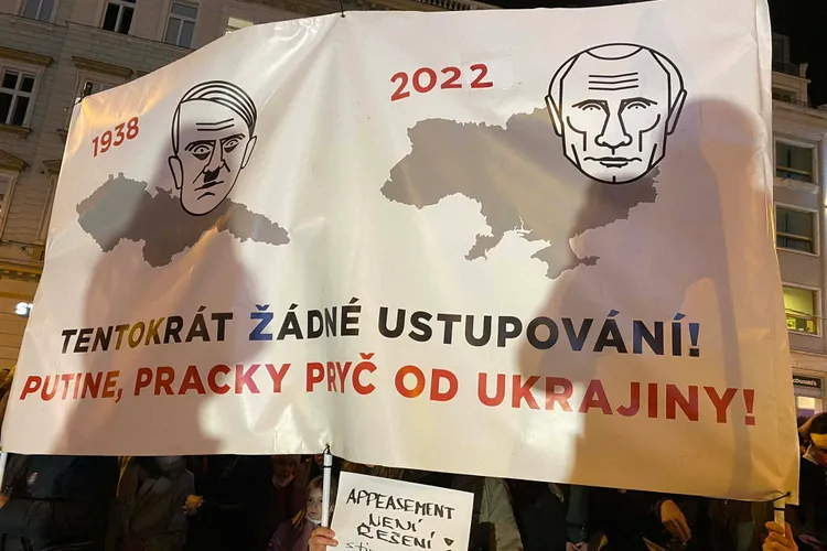 Ucraina se pregătește de război. Imagine de la protestul organizat la Praga împotriva Rusiei. Sursă imagine: Twitter JakubJanda