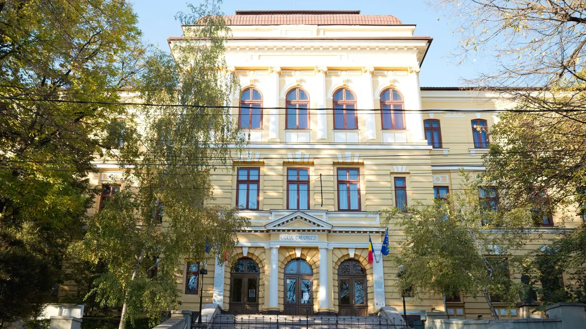 Imaginea cu fațada Colegiului Național "Costache Negruzzi" din Iași