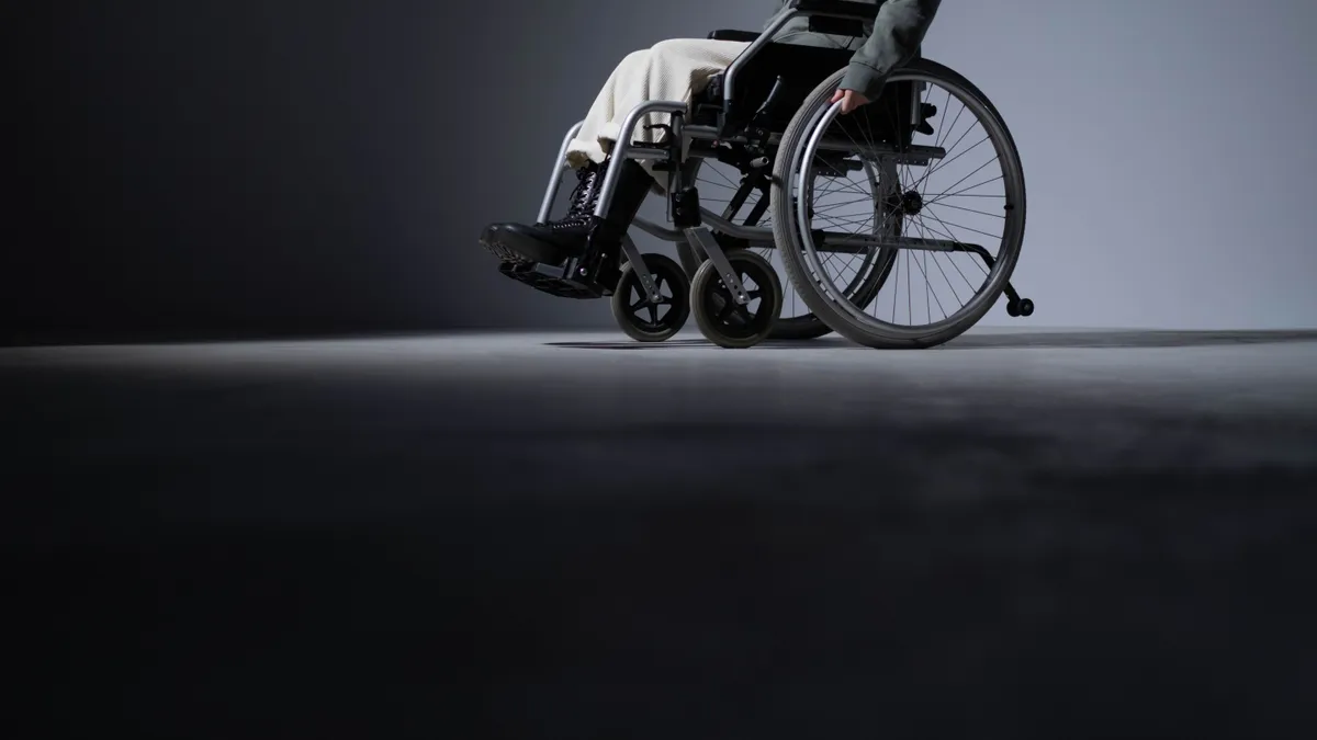 Persoană cu dizabilitate fizică în scaun cu rotile