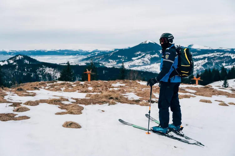 Turiști în adidași întorși din traseu pe Ceahlău (sursa: Facebook/Jandarmeria Suceava)