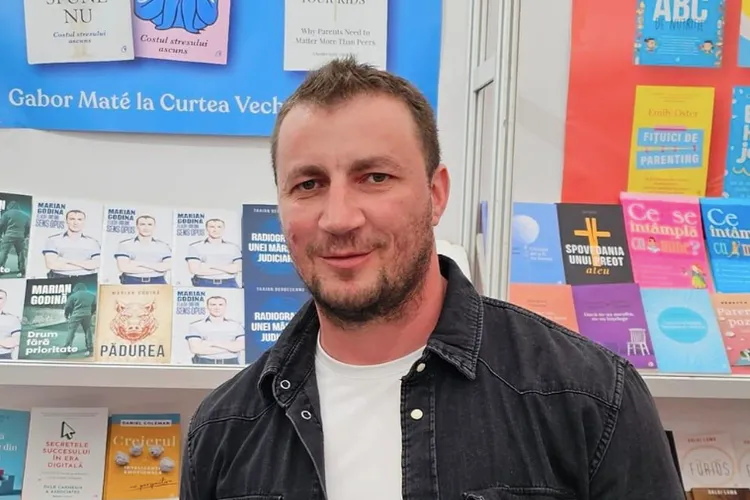 "Macarena" - polițiștii ignoră violența împotriva femeilor (sursa: Facebook/Marian Godina)