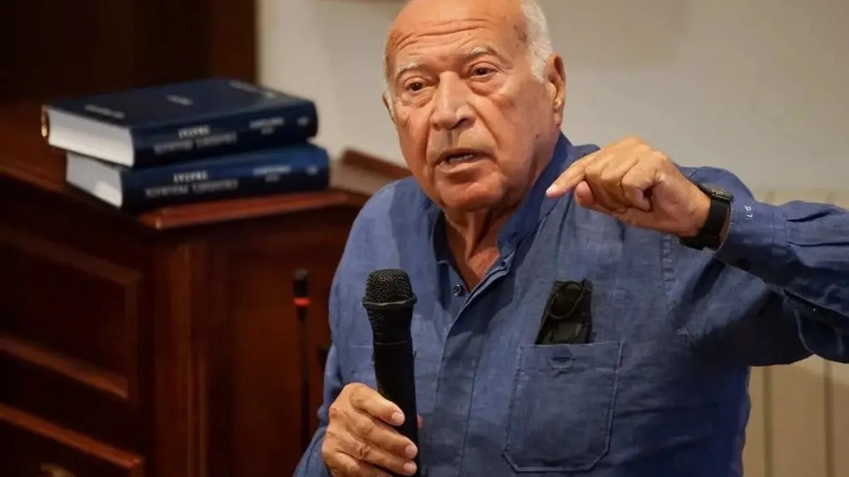 Voiculescu anunță că a reeditat la Editura Academiei Române cartea sa Foto: Blog Dan Voiculescu