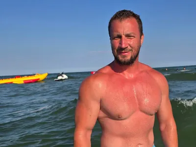 De ce aleargă Godină dezbrăcat complet prin curte. În imagine, doar parțial dezbrăcat, la mare (sursa: Facebook/Marian Godina)