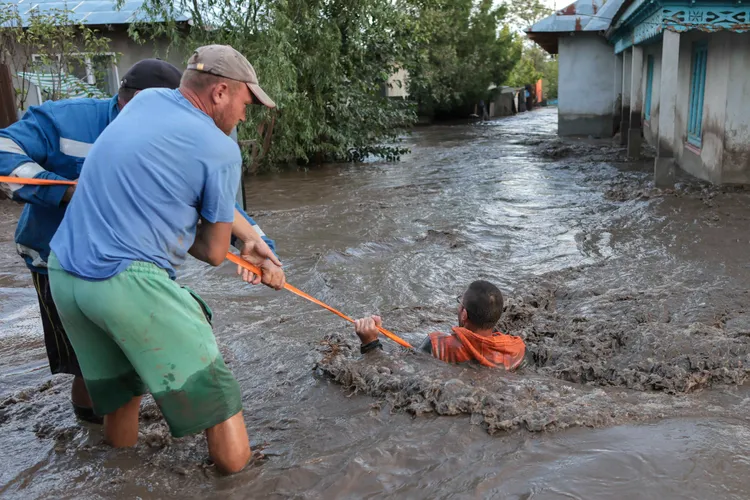 Baraj spart pentru că Apele Române l-au lăsat în paragină Foto: Inquam/George Calin