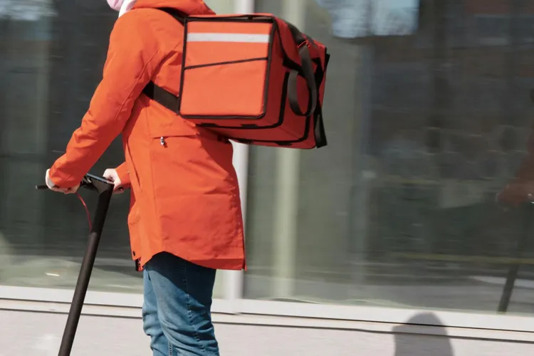 Materiale pirotehnice, în gențile livratorilor de mâncare (sursa: Pexels/Norma Mortenson)