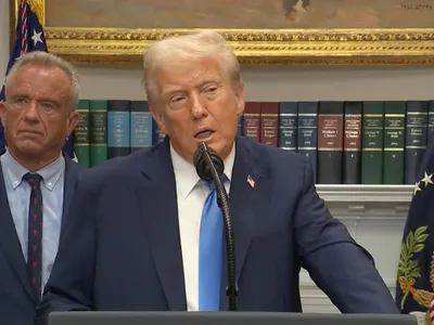 Donald Trump leagă paracetamolul de autism (sursa: Facebook/The White House)