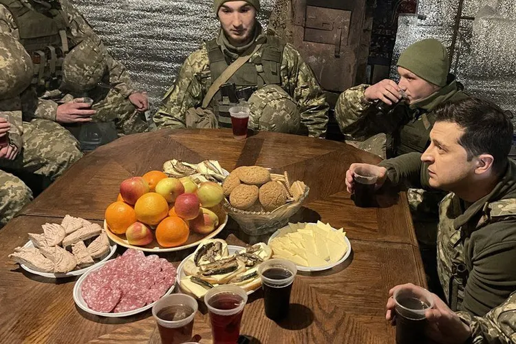 Președintele Ucrainei îi sfidează pe ruși: Zelenski, vizită pe linia frontului din Donbas