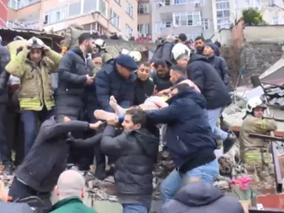 Explozie în Istanbul, două clădiri prăbușite (sursa: hurriet.com.tr)