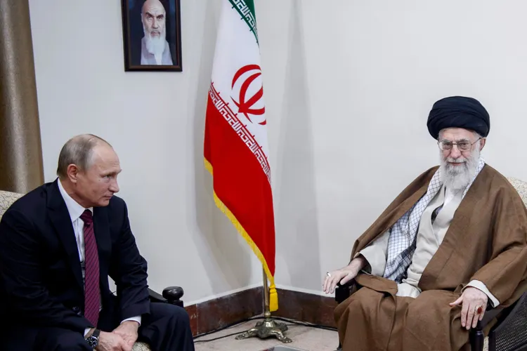 Putin l-a adus în Rusia pe noul ayatollah Khamenei, ca să-l protejeze de israelieni Foto: Kremlin.ru Putin și fostul ayatollah, Ali Khamenei, la Teheran, în 2017