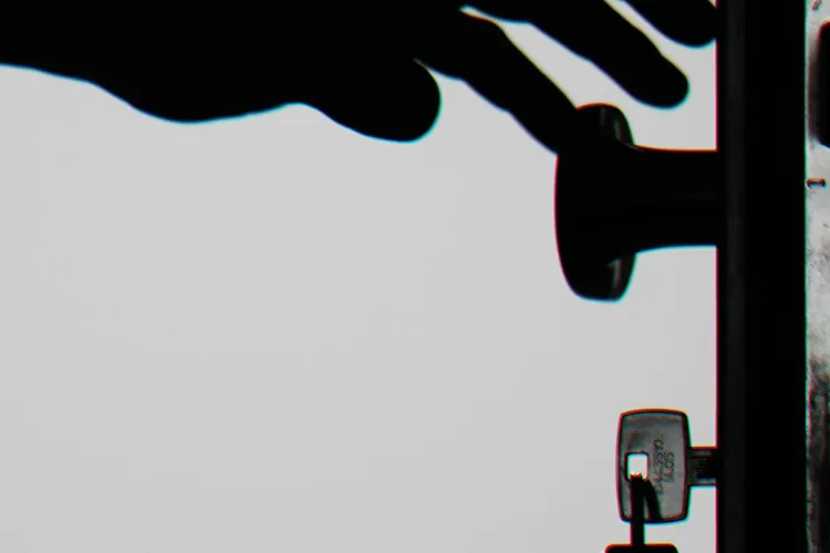 Cheie uitată în ușă, furt facil (sursa: Pexels/George Becker)