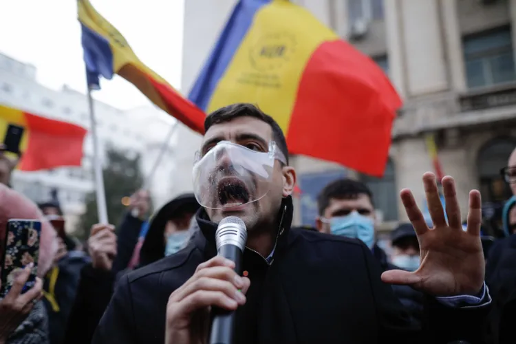 George Simion și AUR au evitat să transmită, live, protestele din fața Ambasadei Rusiei. Protestul a durat circa 35 de secunde