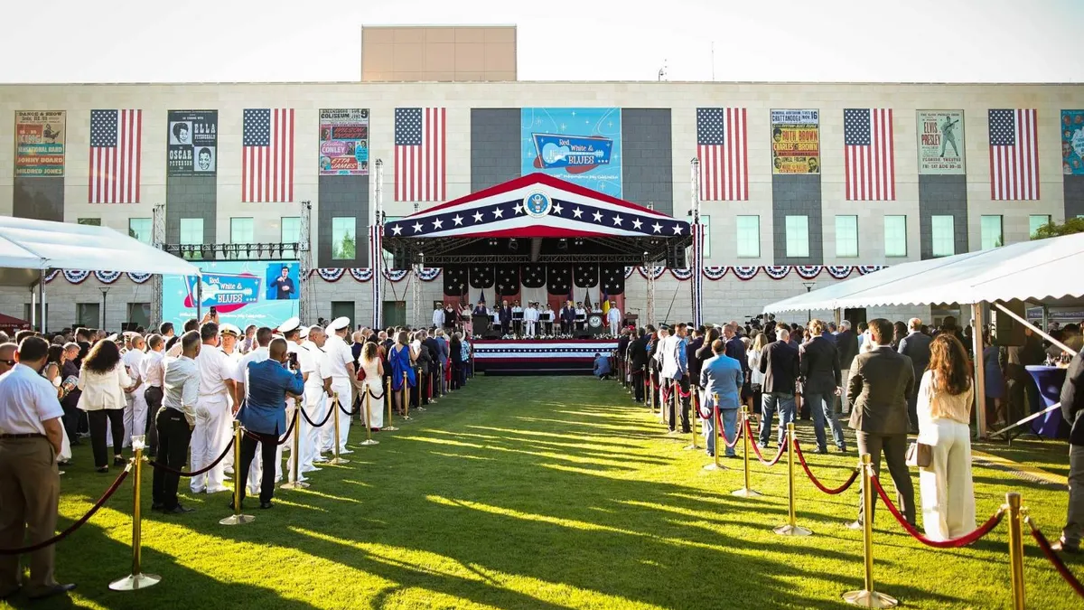 Ambasada SUA suspendă actualizările pe Facebook (sursa: Facebook/U.S. Embassy Bucharest)