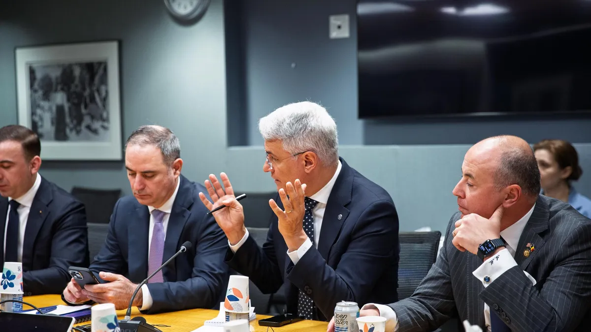 Dragoș Pîslaru, care a fost recent la Washington DC alături de actualul ministru de Finanțe, spune că ar rămâne într-un guvern Nazare Foto: Facebook