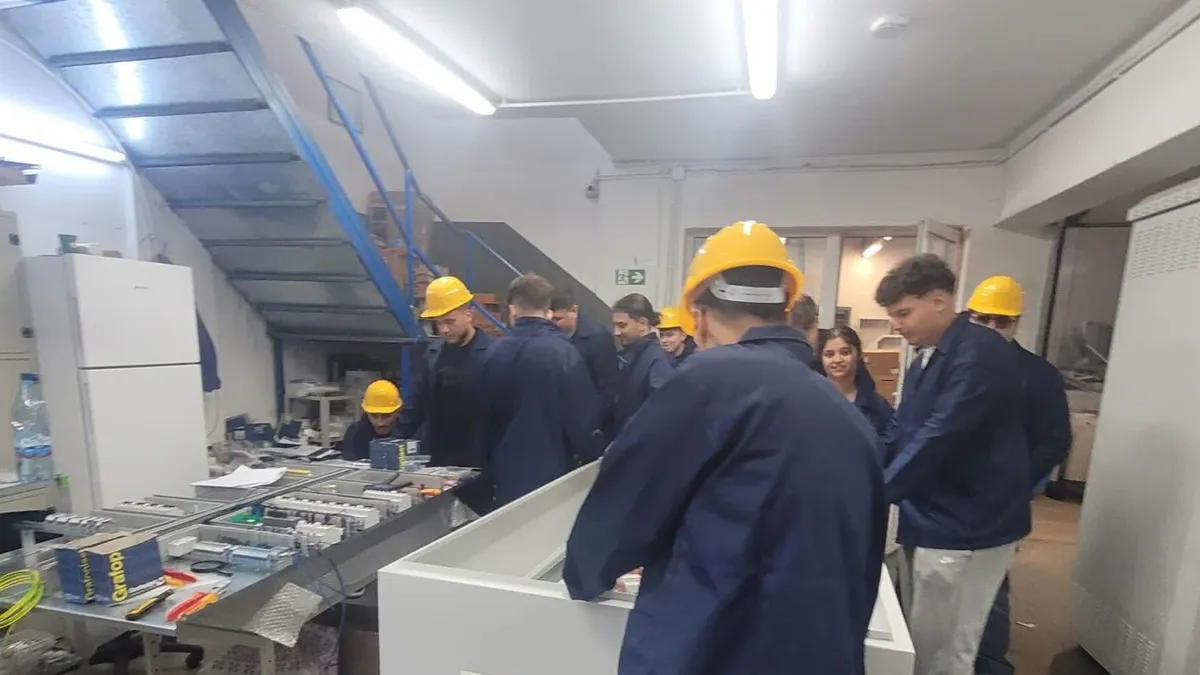 Elevi ai unui liceu tehnologic, alături de instructori