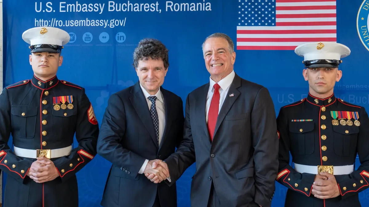 Nicușor Dan îi strânge mâna ambasadorului american Darryl Nirenberg la o recepția a ambasadei SUA la București