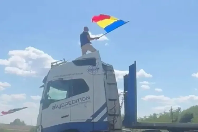 Traficul blocat pe A1, "suveranist" reținut (sursa: Facebook/Povești de prin parcări)