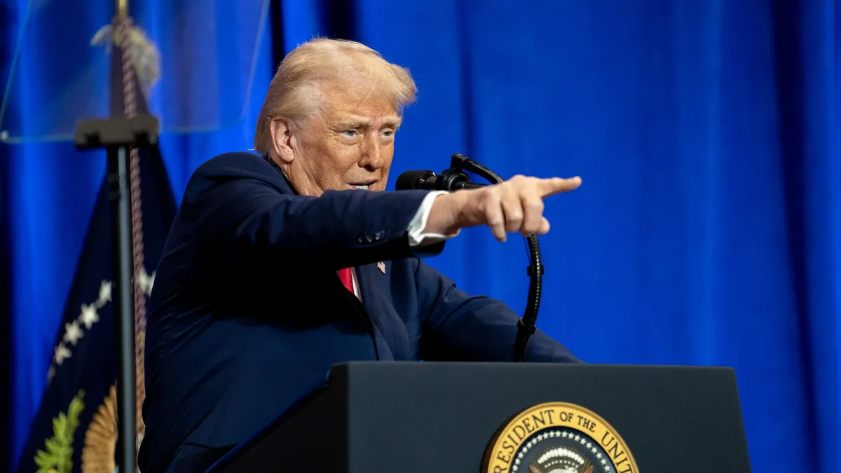 Donald Trump, „foarte furios” pe Putin (sursa: Facebook/The White House)