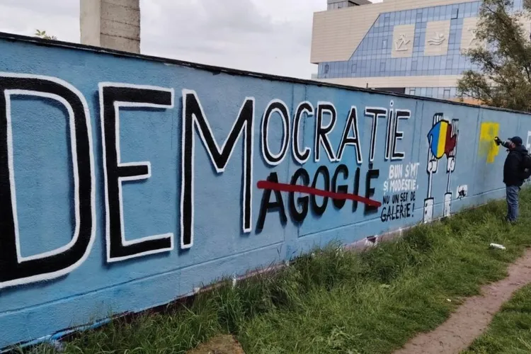 Artistul Perjovschi, mesaj civic pe zid (sursa: ziaruldeiasi.ro)