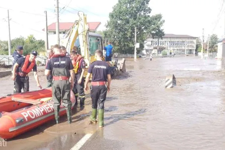Pompieri, la inundații pe mâncarea lor (sursa: ISU Galați)