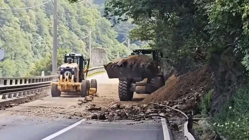 Șoferii blocați în Valea Oltului, șocați de ritmul bleg al lucrărilor Foto: captură video