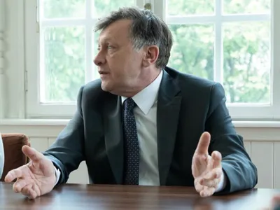 Crin Antonescu, liberalism și femei gonflabile (sursa: Facebook/Crin Antonescu)