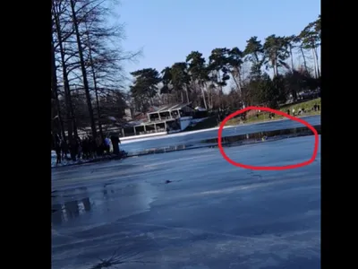 Un nepalez a salvat o fetiță din apele înghețate ale lacului din Parcul Romanescu, Craiova Foto: Captură video