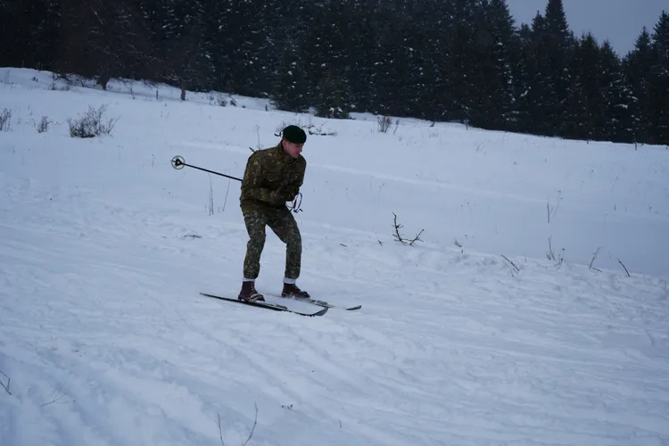 Militarii români, singurii din NATO fără aparatură de vedere pe timp de noapte, dar cu Kalashnikov Foto: Facebook MApN