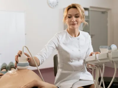 Cezariana, riscuri, beneficii și mituri (sursa: Pexels/MART PRODUCTION)