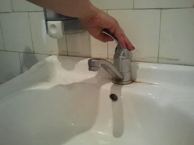 Viața la bloc: nevoile se fac în pungă și se duc la gunoi, apa rece a fost tăiată de zece zile (sursa: ziaruldeiasi.ro)