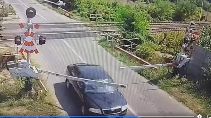 Șofer inconștient spulberă bariera de trecere a căii ferate Foto: captură video