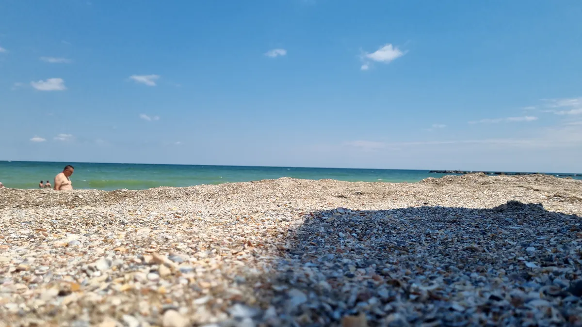 Plaja de la Mamaia este un covor de scoici