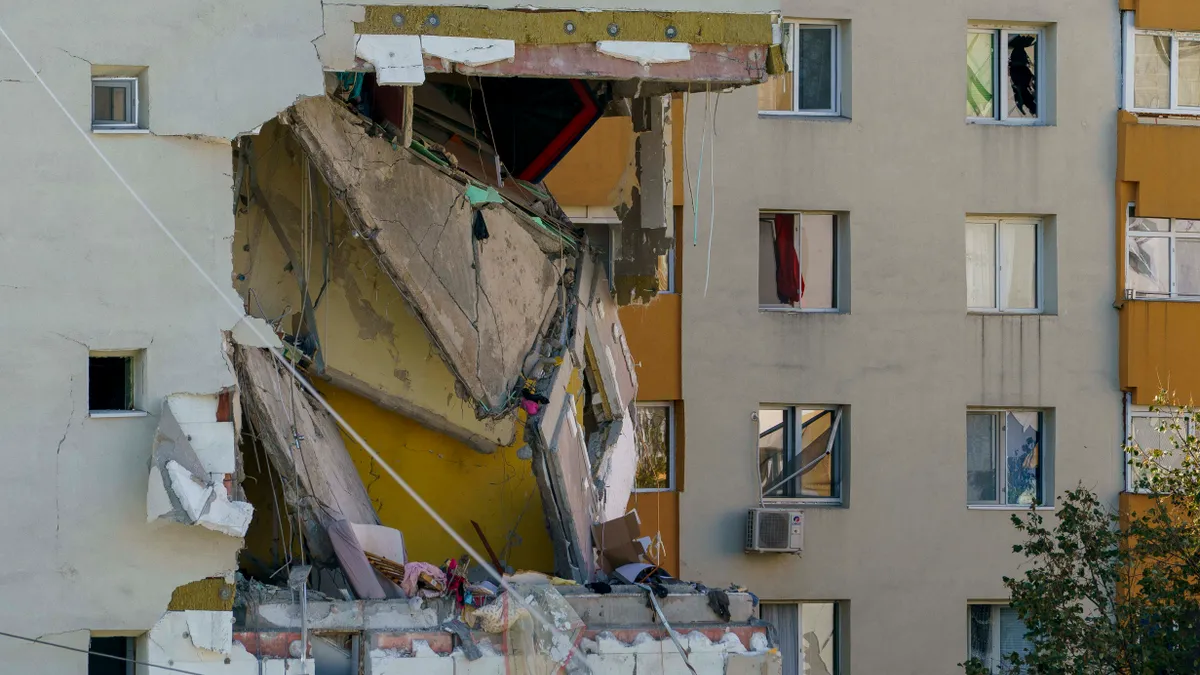 Blocul din Rahova se poate prăbuși în urma exploziei (sursa: Inquam Photos/Tudor Pană)