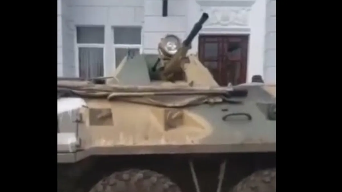 Ucrainenii cântă imnul în fața blindatelor rusești, la Berdiansk. Sursă: Captură video Twitter NEXTA 