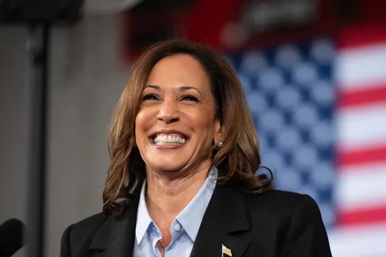 Kamala Harris îl devansează pe Trump (sursa: Facebook/Kamala Harris)
