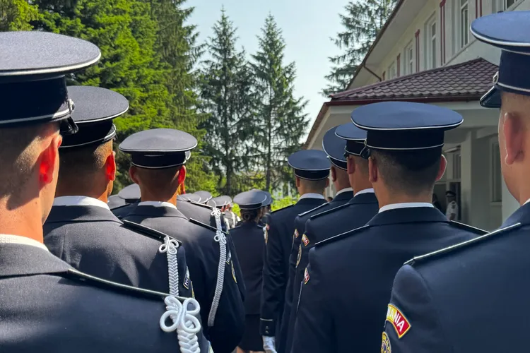 Elevi ai Şcolii de Agenţi de Poliţie „Vasile Lascăr” Câmpina (sursa: Facebook/Şcoala de Agenţi de Poliţie „Vasile Lascăr” Câmpina)