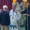 VIDEO+FOTO Mitropolitul Ardealului, Laurențiu Streza, îl primește pe Călin Georgescu râzând încântat. Streza l-a decorat, în 2023, pe George Simion