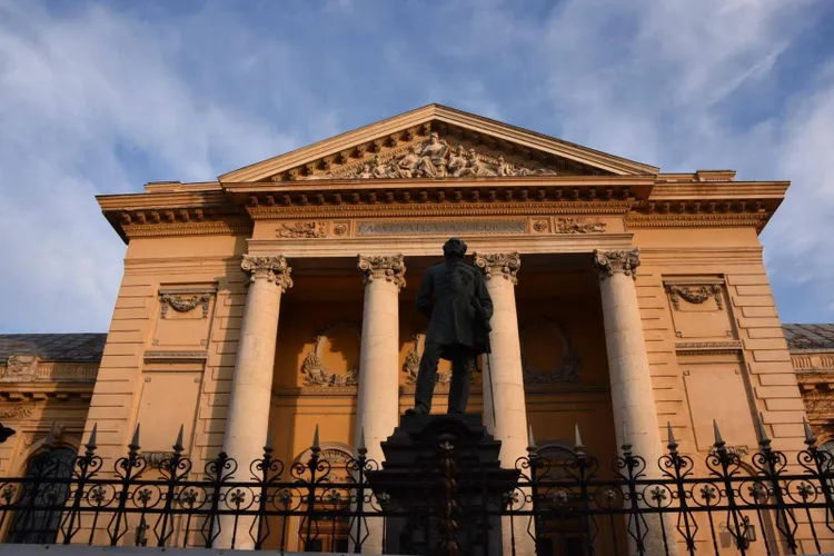 O moarte suspectă la UMF București (sursa: Facebook/Universitatea de Medicina si Farmacie Carol Davila)