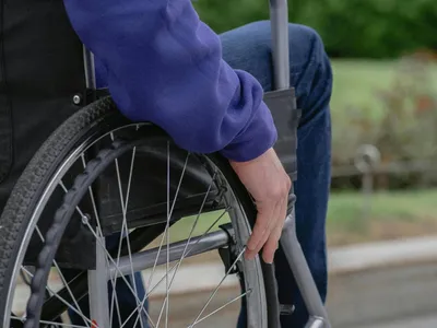 Sute de certificate de handicap anulate (sursa: Pexels/SHVETS production)