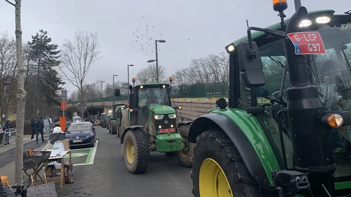Fermierii au venit cu tractoarele în Bruxelles Foto: twitter