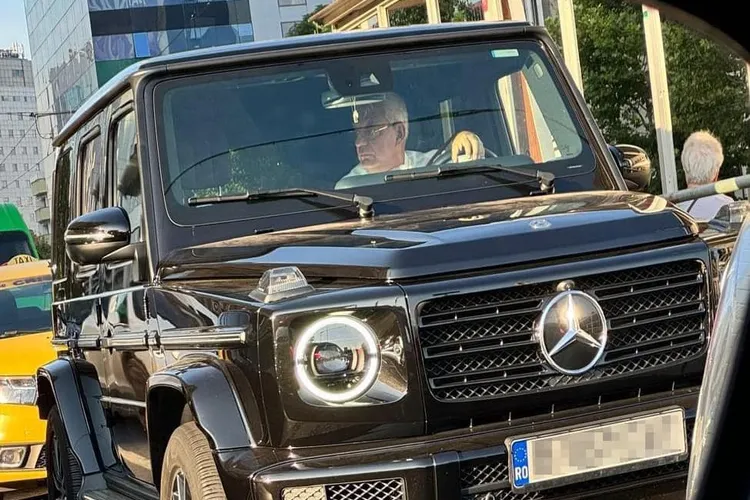 Mihai Tudose, fotografiat la volanul unui Mercedes Foto: Facebook