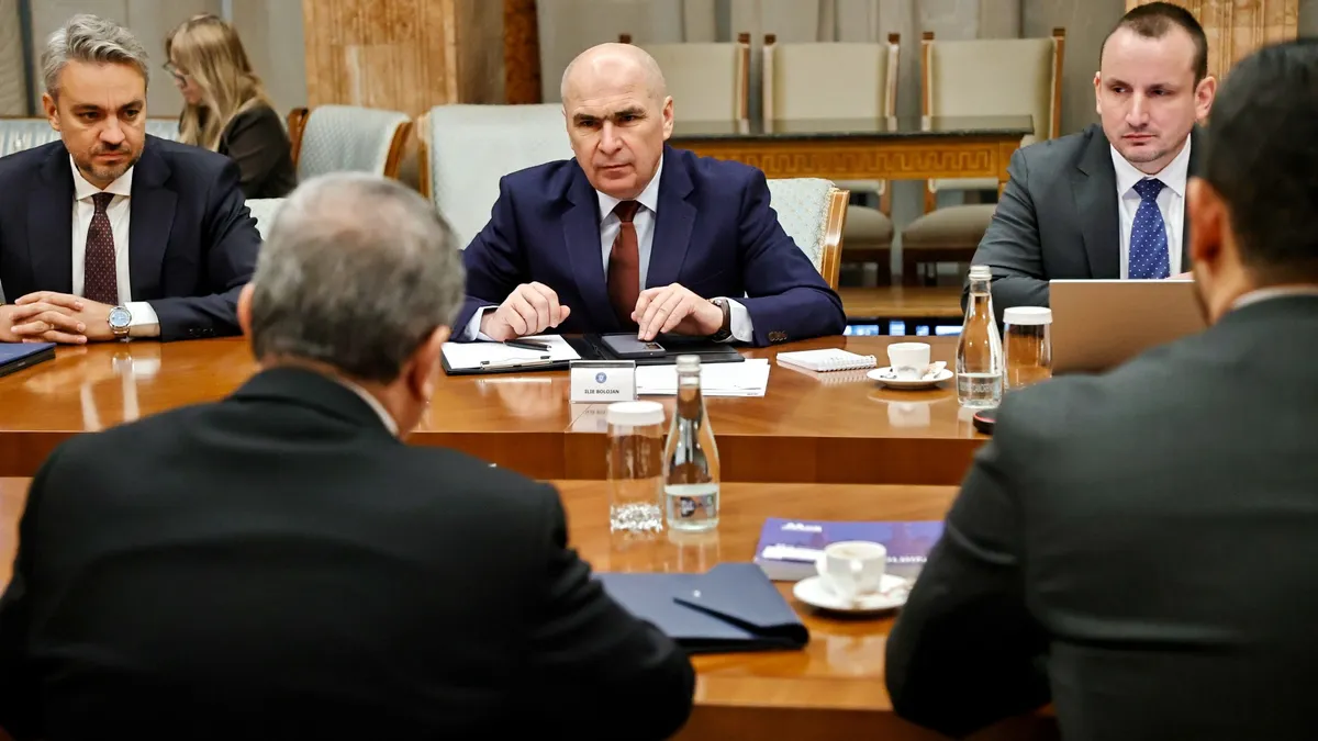 Bolojan le-a arătat primarilor, cu date, că fie eficientizează primăriile, fie urmează desființarea Foto: Facebook Guvernul României