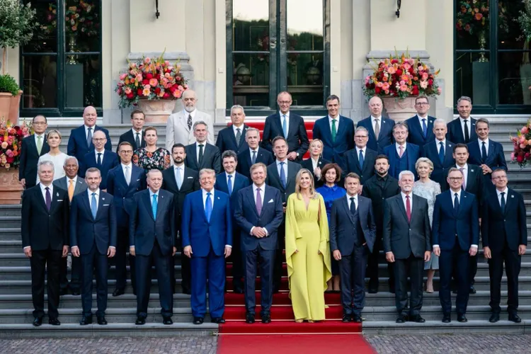 Nicușor Dan, între Donald Trump și secretarul general al NATO la fotografia de grup de la Summit-ul de la Haga