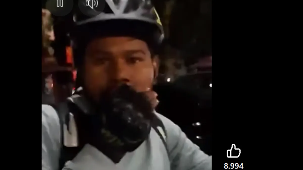 Un tânăr s-a filmat când îi dădea pumni în gură unui livrator străin Foto: Captură video