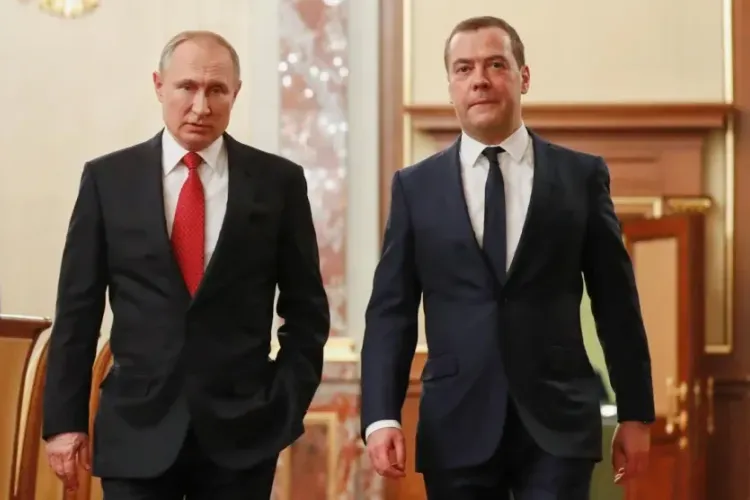 Putin îl decorează pe Dmitri Medvedev (sursa: TASS)