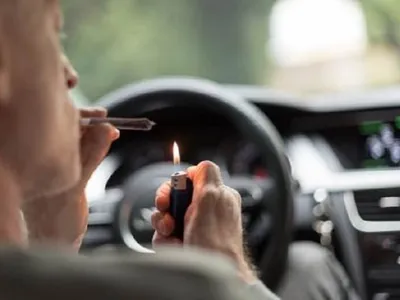 Judecătorii reduc pedeapsa unui șofer prins cu cannabis: munca în străinătate l-ar fi „contaminat”