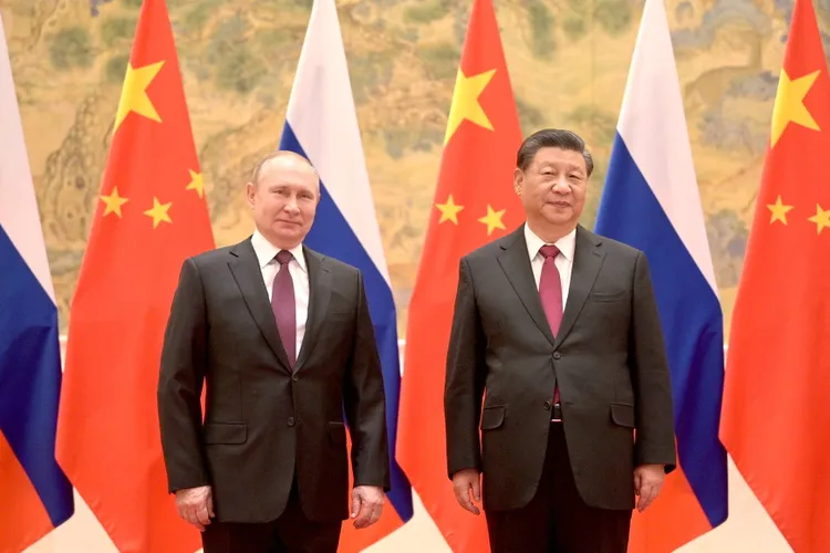 Putin se agață de Xi Jinping (sursa: kremlin.ru)