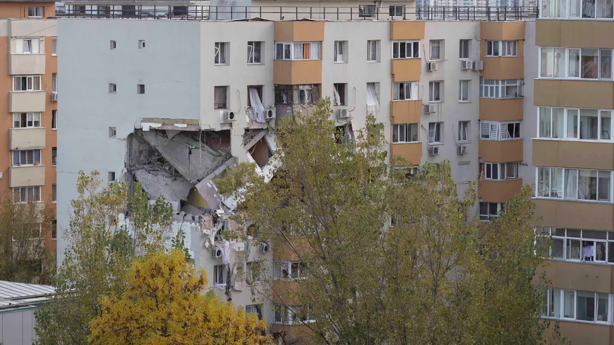 Explozia de la blocul din Rahova, de la o conductă fisurată aflată în exterior  Foto: Inquam/Octav Ganea
