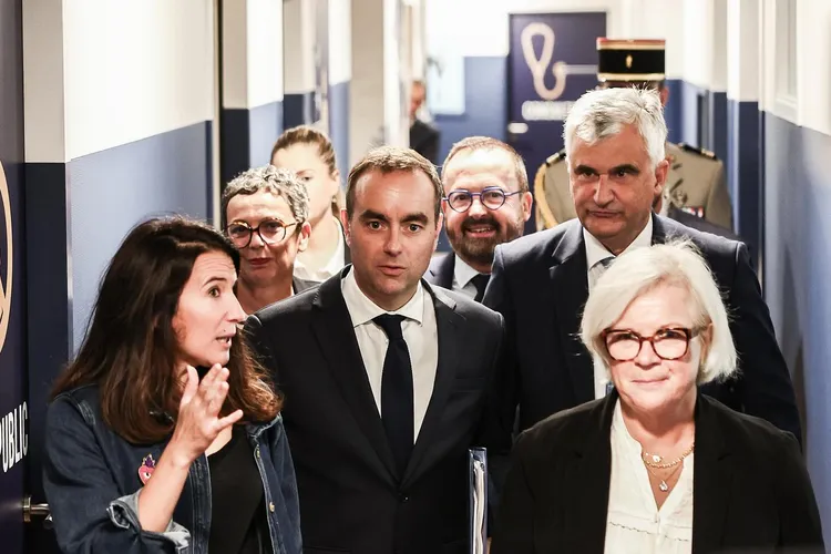 Criză politică în Franța, premierul demisionează (sursa: Facebook/Sébastien Lecornu)