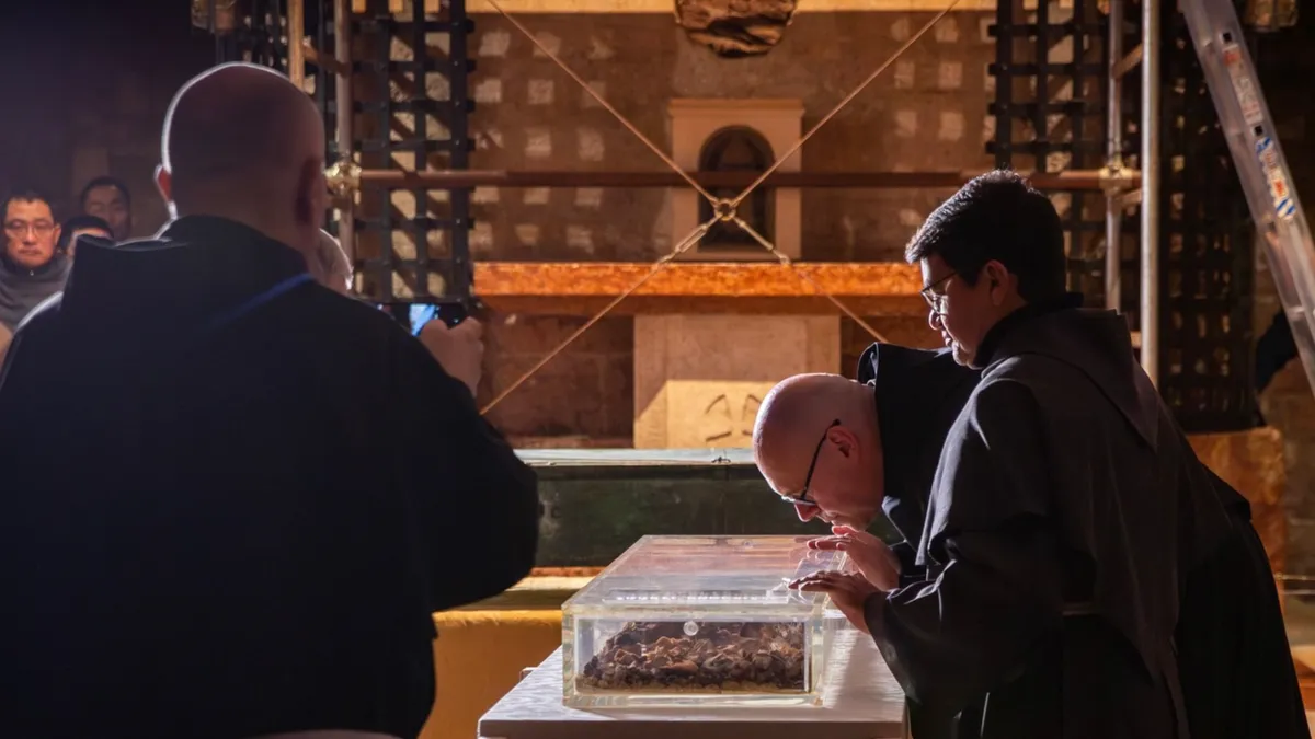 Rămășițele Sfântului Francisc, expuse pentru prima dată (sursa: sanfracescopatronditalia.it)